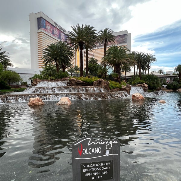 Foto diambil di The Mirage Hotel &amp; Casino oleh Kelly pada 9/4/2023