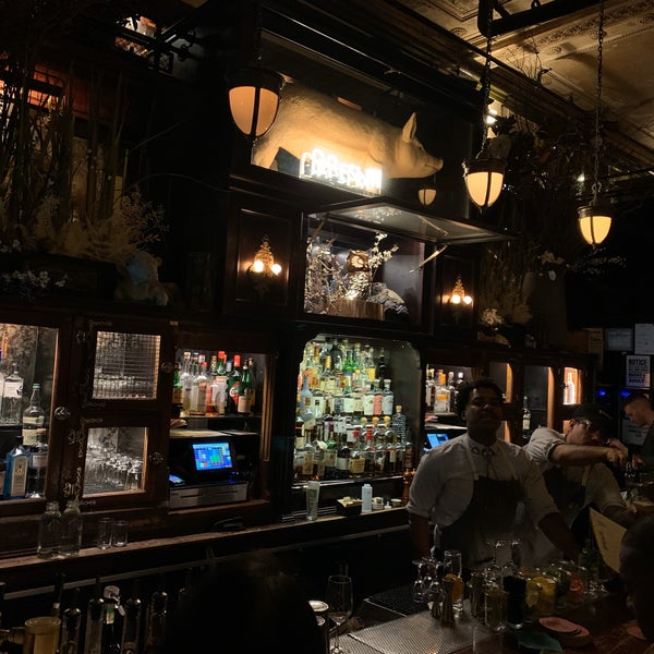 Foto tomada en The Breslin Bar &amp; Dining Room  por Kelly el 2/8/2020