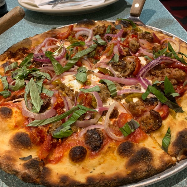 รูปภาพถ่ายที่ Nick&#39;s Pizza โดย Kelly เมื่อ 1/26/2019
