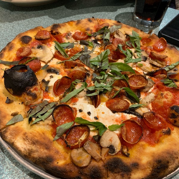 Foto tomada en Nick&#39;s Pizza  por Kelly el 1/26/2019