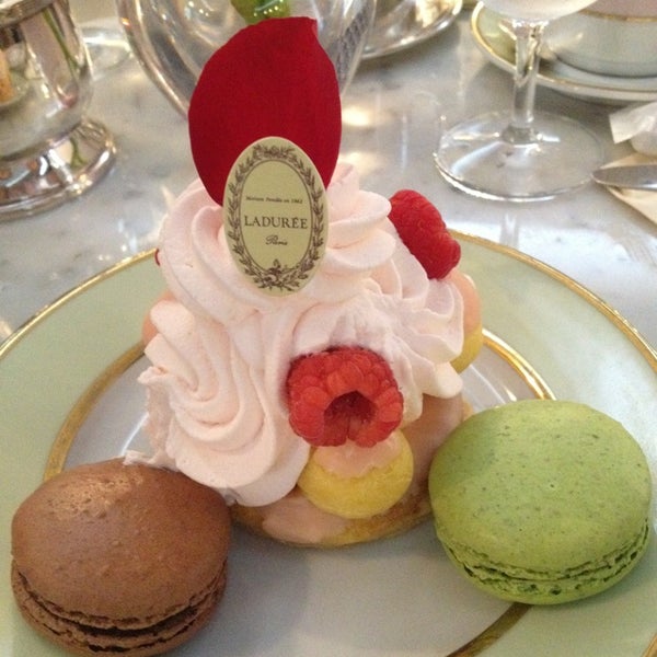 Пирожное сент Оноре в Laduree