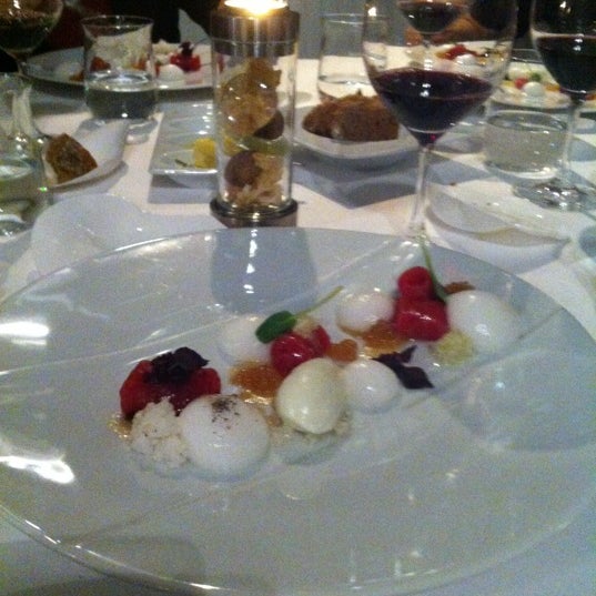 Das Foto wurde bei Restaurant One von Hannele R. am 12/6/2012 aufgenommen