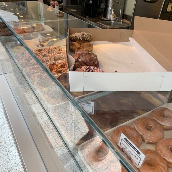 Foto diambil di Kettle Glazed Doughnuts oleh Yosef Y. pada 3/8/2020