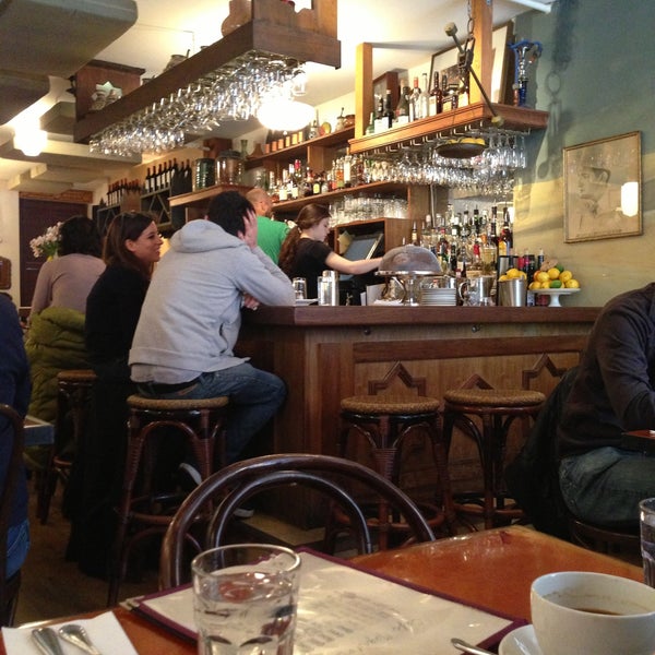 4/21/2013 tarihinde Yosef Y.ziyaretçi tarafından Cafe Mogador'de çekilen fotoğraf