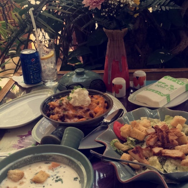 Foto diambil di Papaya Cafe &amp; Restaurant oleh Eng_Abeer B. pada 5/5/2015