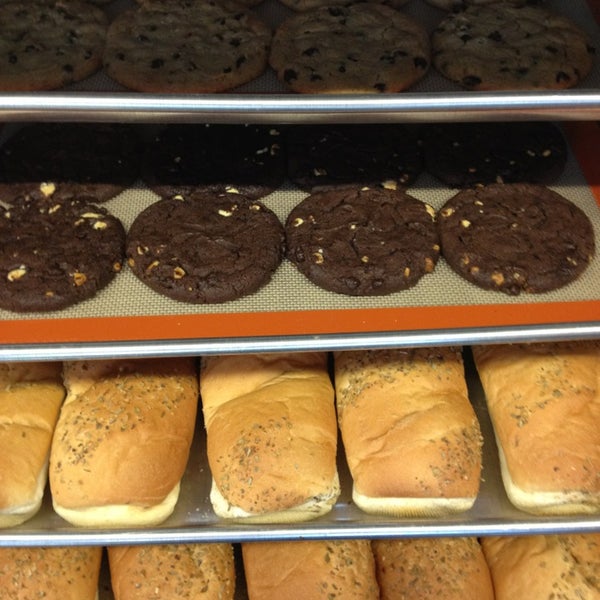 Ekmekleri ve cookieleri on numara daha da onemlisi guleryuzlu personel hizli servis tesekkurler Subway!