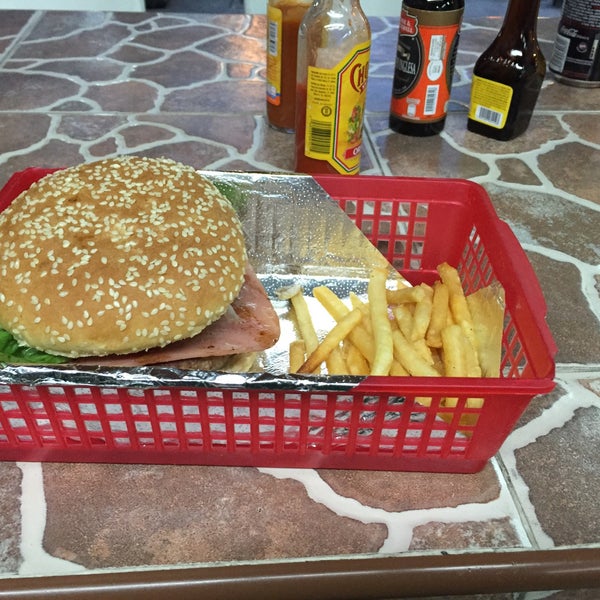 Foto scattata a Pepe&#39;s burger snacks     Cuando usted la prueba lo comprueba, La mejor! da Oscar G. il 1/5/2016