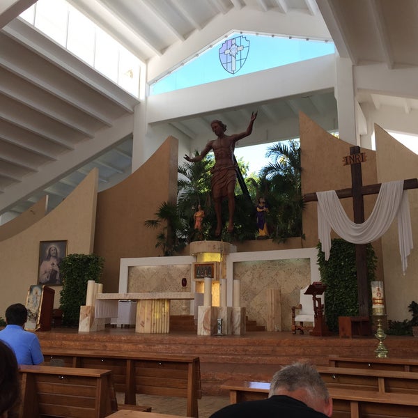 Foto tirada no(a) Parroquia de Cristo Resucitado por Anne em 5/14/2017