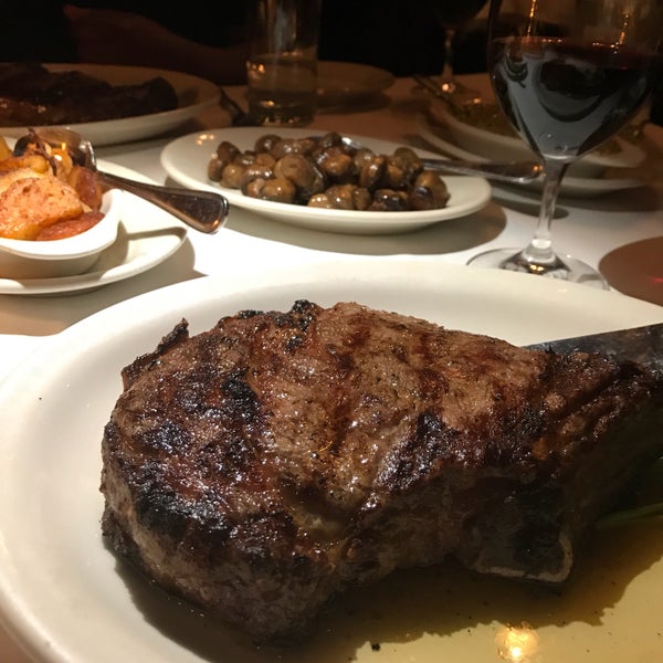 Das Foto wurde bei Lewnes&#39; Steakhouse von Cookdrinkfeast am 2/12/2018 aufgenommen