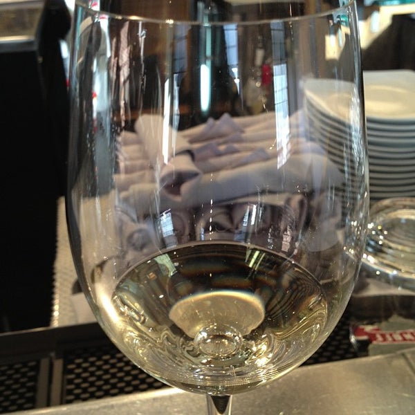 รูปภาพถ่ายที่ Vino Rosina Wine Bar โดย Cookdrinkfeast เมื่อ 3/9/2013