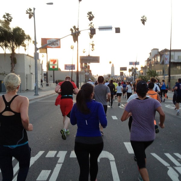 Foto tirada no(a) Hollywood Half Marathon &amp; 5k / 10k por Shehulk123 em 4/5/2014