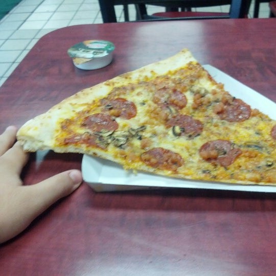 Foto diambil di Big Slice Pizza oleh Luis M. pada 10/23/2012