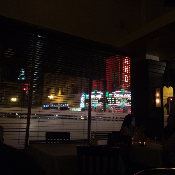 3/15/2015 tarihinde Christina O.ziyaretçi tarafından Flora Restaurant &amp; Bar'de çekilen fotoğraf
