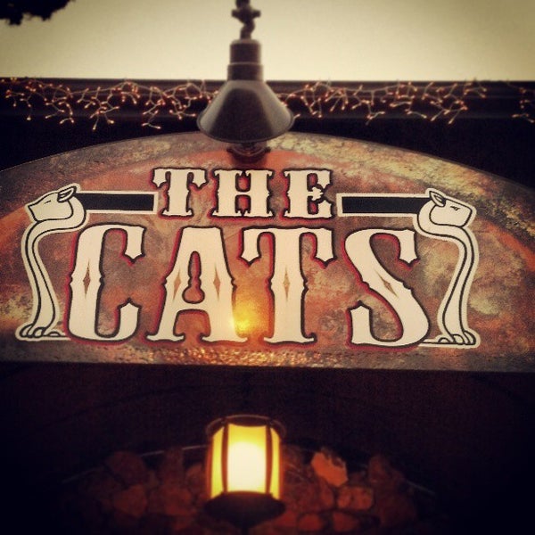 รูปภาพถ่ายที่ The Cats Restaurant &amp; Tavern โดย Christina O. เมื่อ 4/17/2013