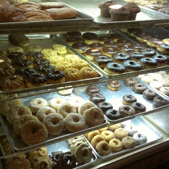 รูปภาพถ่ายที่ Happy Donuts โดย David F. เมื่อ 6/5/2013