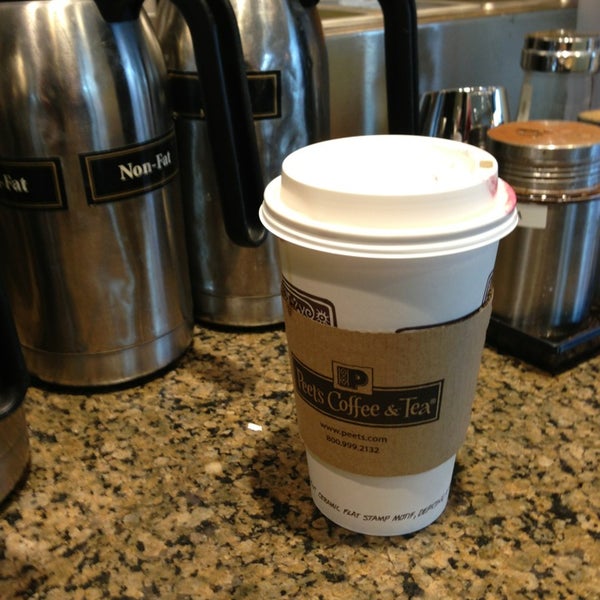 Снимок сделан в Peet&#39;s Coffee &amp; Tea пользователем Rosa R. 1/23/2013