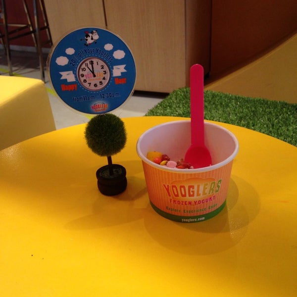 รูปภาพถ่ายที่ Yooglers Frozen Yogurt โดย Pema เมื่อ 7/5/2013