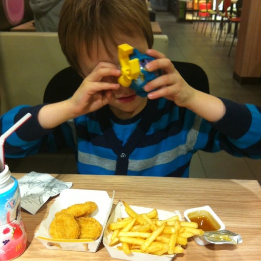 รูปภาพถ่ายที่ McDonald&#39;s โดย Cindy เมื่อ 11/14/2012