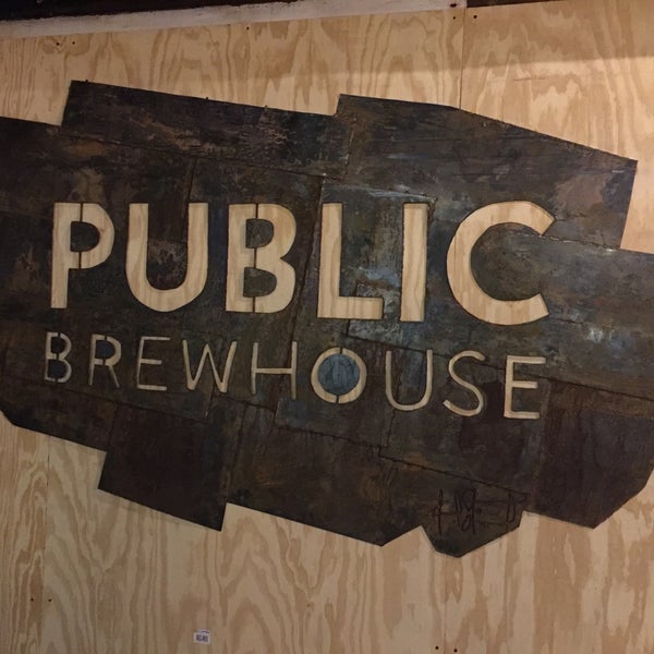 รูปภาพถ่ายที่ Public Brewhouse โดย cox เมื่อ 10/30/2015