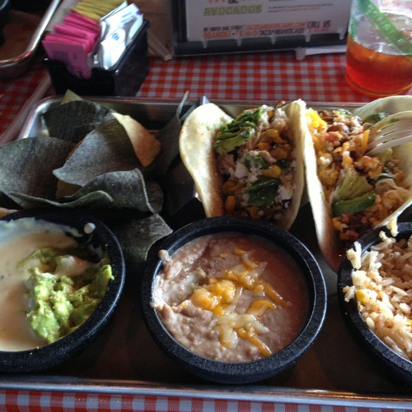 Das Foto wurde bei Tacos &amp; Avocados von Kelsey M. am 3/11/2013 aufgenommen