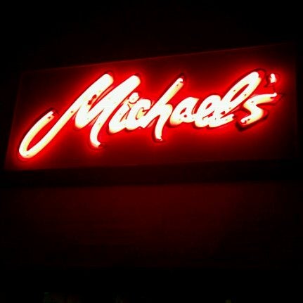 Foto diambil di Michael&#39;s Pizza oleh Carrie L. pada 3/17/2011