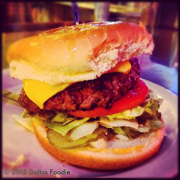 4/22/2012 tarihinde Dallas Foodie (.ziyaretçi tarafından Fred&#39;s Texas Cafe'de çekilen fotoğraf