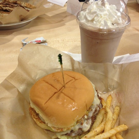 Photo taken at Meatheads Burgers &amp; Fries by Kenya J. on 11/8/2012
