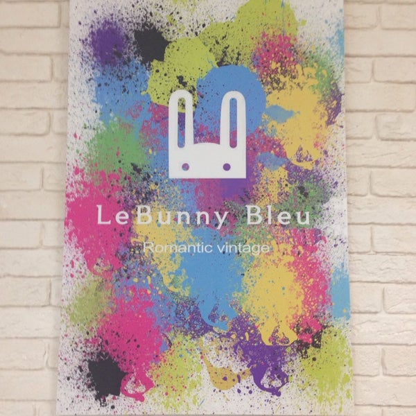 8/31/2013 tarihinde Elena T.ziyaretçi tarafından Le Bunny Bleu'de çekilen fotoğraf