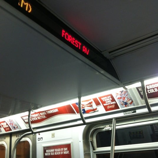 Снимок сделан в MTA Subway - M Train пользователем Robert R. 9/27/2012
