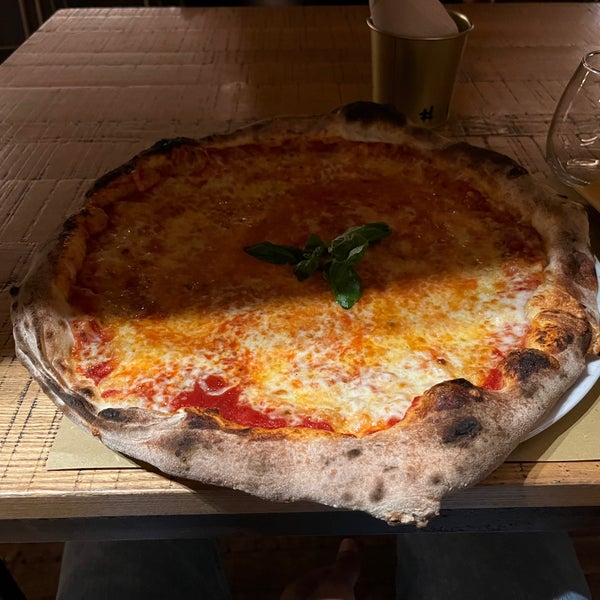 Photo taken at Al Vicolo Pizza &amp; Vino by Yasser S. on 1/5/2022