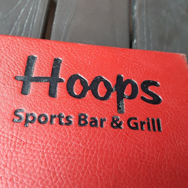 Foto diambil di Hoops Sports Bar &amp; Grill- Bremner oleh Kevin M. pada 5/26/2017