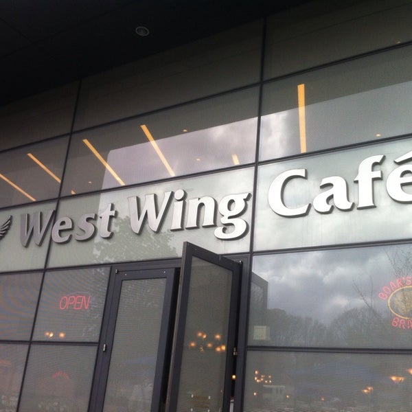 Foto tirada no(a) West Wing Cafe por Grace K. em 4/14/2014