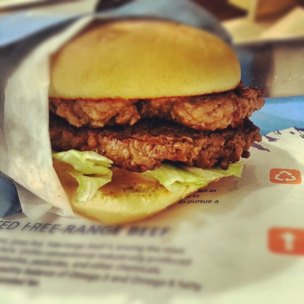 Photo taken at Elevation Burger by Himmad K. on 11/12/2012