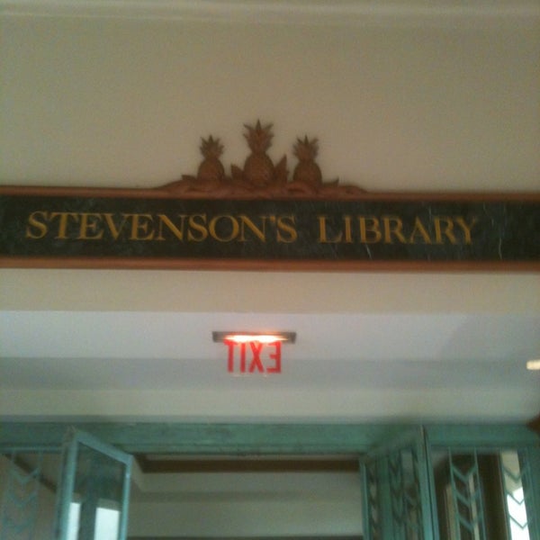 รูปภาพถ่ายที่ Stevenson&#39;s Library โดย Bradley เมื่อ 6/11/2013