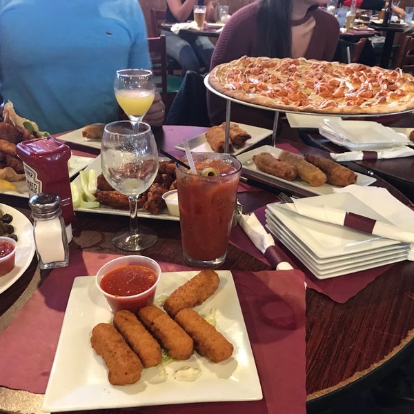 10/27/2018 tarihinde Piston H.ziyaretçi tarafından River Rock Restaurant &amp; Marina Bar'de çekilen fotoğraf