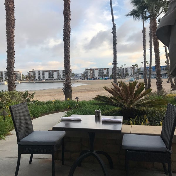 รูปภาพถ่ายที่ Beachside Restaurant and Bar โดย Piston H. เมื่อ 3/8/2020