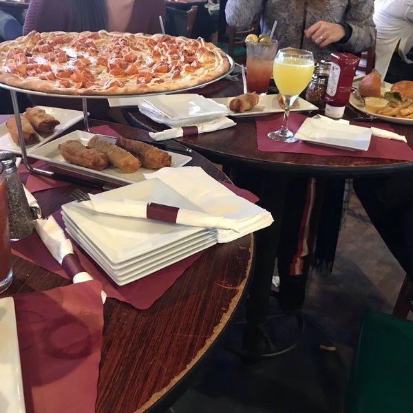 Das Foto wurde bei River Rock Restaurant &amp; Marina Bar von Piston H. am 10/27/2018 aufgenommen