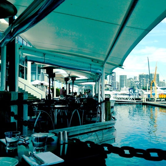 Foto tomada en Glass Dining &amp; Lounge Bar  por Scott el 9/21/2012