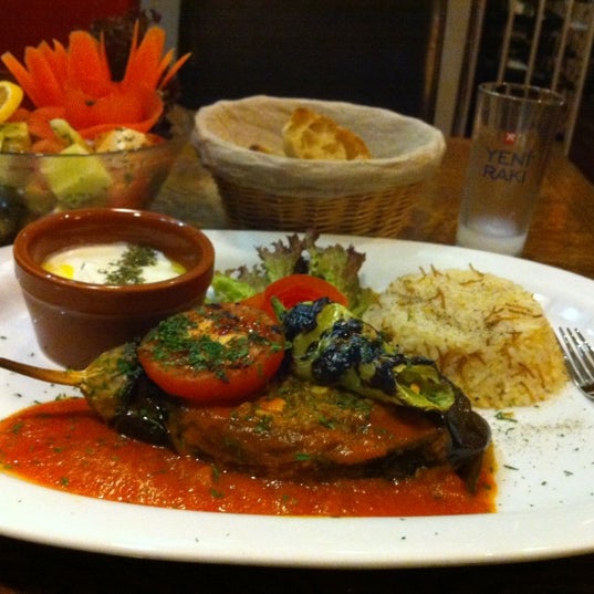 Das Foto wurde bei Lokanta Meze Bar and Turkish Restaurant von Liz D. am 10/11/2012 aufgenommen