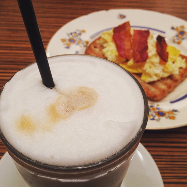 El Café Moka Blanco es riquísimo. Y viene con sorbete, algo no tan común en bebidas calientes.