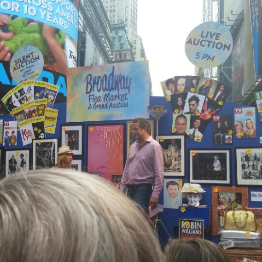 รูปภาพถ่ายที่ 26th Annual Broadway Flea Market &amp; Grand Auction โดย Pam R. เมื่อ 9/21/2014
