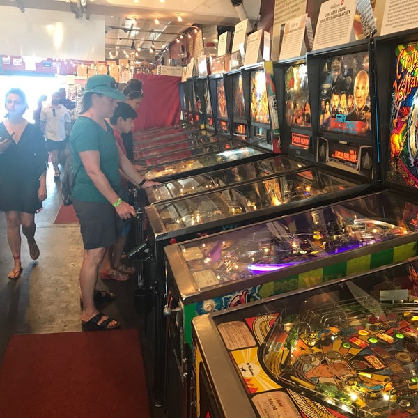 Das Foto wurde bei Silverball Retro Arcade von Tim W. am 7/4/2018 aufgenommen