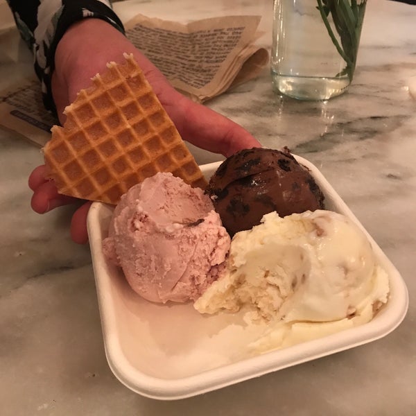Das Foto wurde bei Jeni&#39;s Splendid Ice Creams von Tim W. am 6/25/2019 aufgenommen