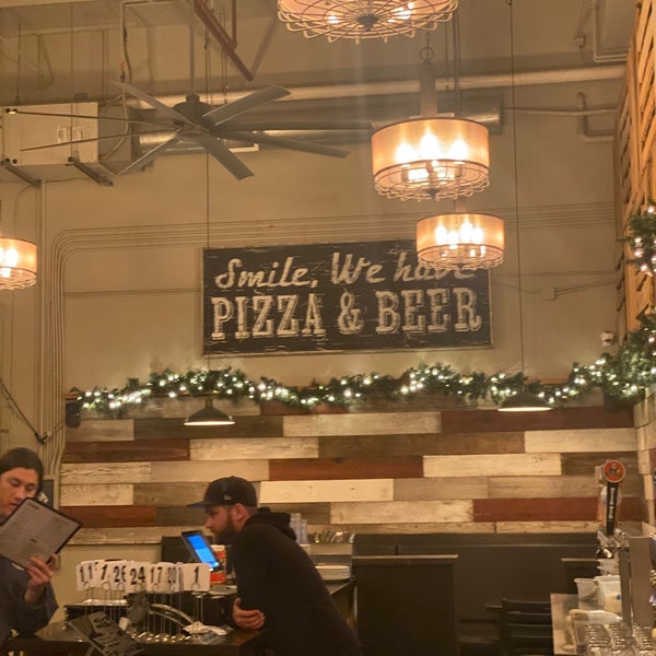 Foto diambil di Long Bridge Pizza Co. oleh Shaft pada 1/2/2020