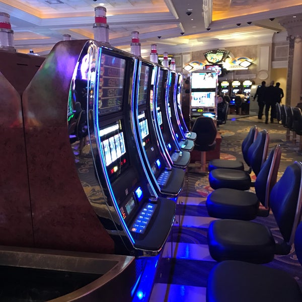 Foto diambil di Casino Niagara oleh Alexey pada 1/3/2017