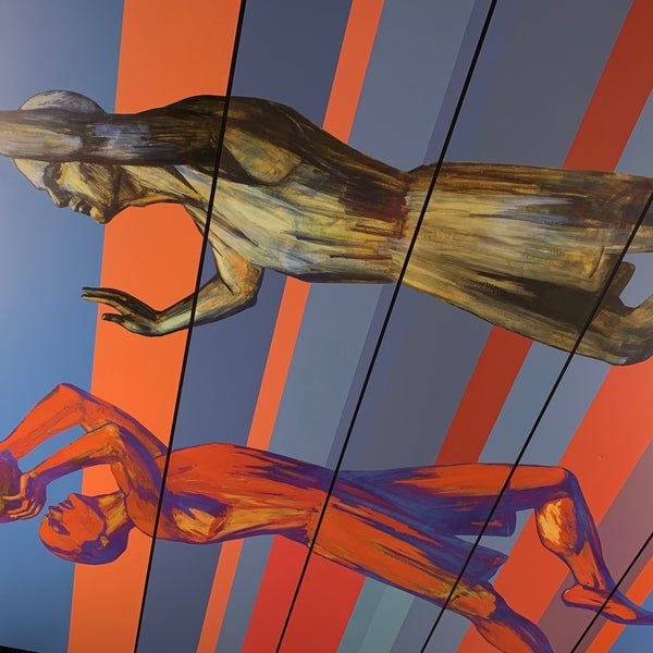 Спортсмены на картинах украшающих потолок станции цска