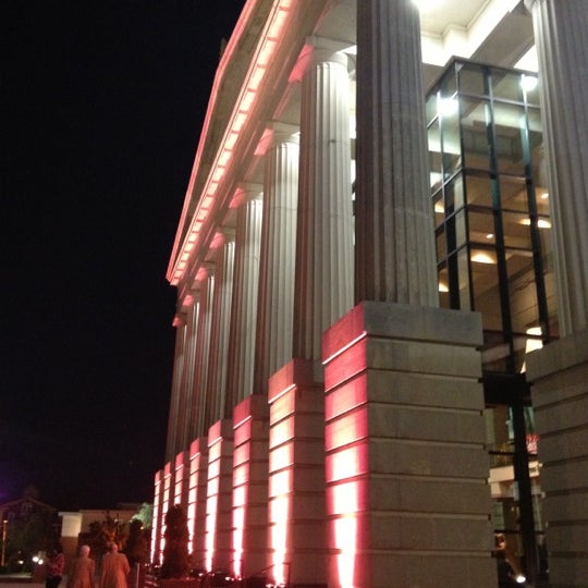 Foto tirada no(a) Raleigh Memorial Auditorium por Amy K. em 10/12/2012
