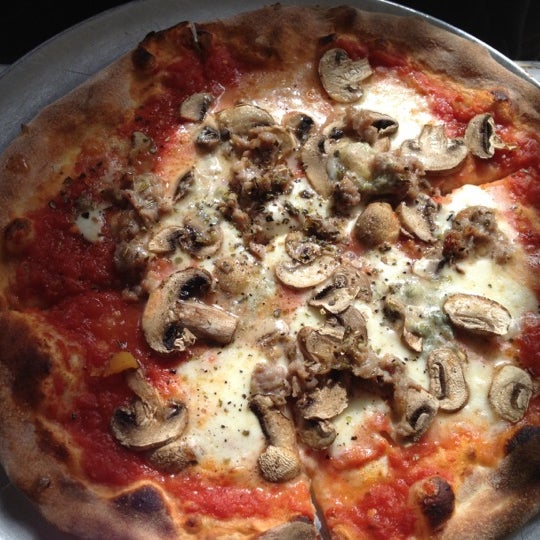 Снимок сделан в Buchetta Brick Oven Pizza пользователем Sophie Z. 3/24/2013