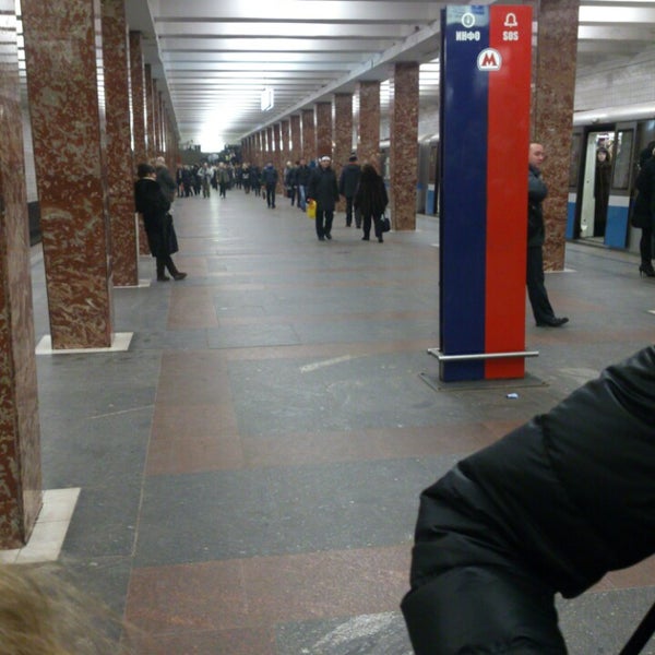 Первомайская (станция метро, москва). Станция метро красносельская спб. Метро первомайская. Платформа метро первомайская. Станция щёлковская московского метро.