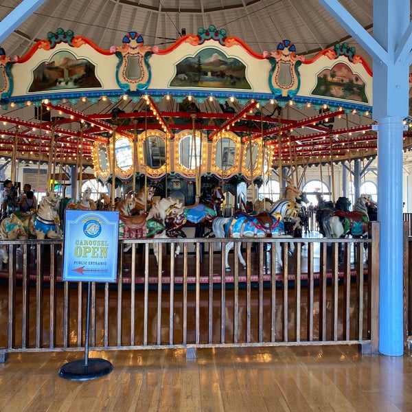 Foto scattata a Santa Monica Pier Carousel da Yukie T. il 8/20/2022